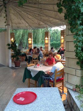 Gäste auf der Terrasse 2