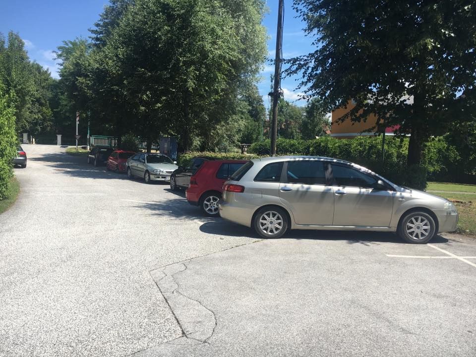 ausreichend Parkplätze